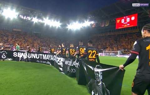 Mircea Lucescu, omagiat de jucătorii de la Galatasaray la meciul din Turcia: „Nu te vom uita!”