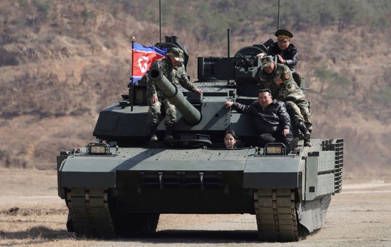 Fiica lui Kim Jong-un a condus un tanc, în timp ce liderul nord-coreean îi dădea indicații zâmbind