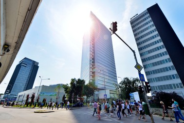 Peste 250.000 de bucuresteni, navetisti si expati descind din mijloacele de transport in fiecare zi lucratoare a saptamanii, pe fosta platforma industriala din Pipera. Vechile cladiri ale intreprinderilor ce furnizau periferice si calculatoare inainte de 1990 au disparut, in locul lor fiind construite cladiri cu zeci de mii de metri patrati de spatii de birouri ce au devenit, in ultimii 10 ani, sediul mai multor companii multinationale._Bucuresti, vineri 23 Iunie 2017. Oracle