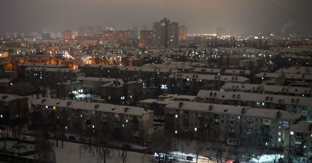Clădiri de apartamente întunecate sunt văzute în timpul unor pene de curent electric de urgență în Kiev, Ucraina, pe 14 ianuarie 2026.