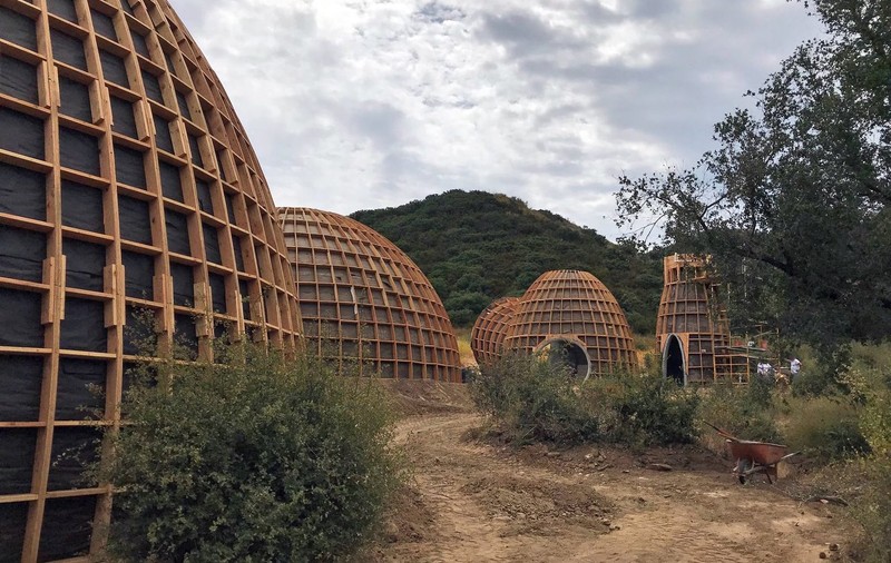 Kanye West a construit case inspirate din „Războiul Stelelor”, pentru persoanele fără adăpost, dar fără autorizație de construcție. Ce a pățit artistul