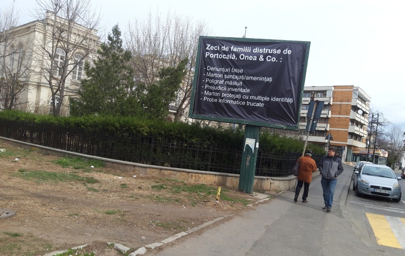 În Ploiești a apărut un panou împotriva procurorilor Onea și Portocală, după modelul filmului „Three Billboards Outside Ebbing, Missouri”!