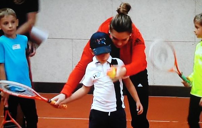 Simona Halep şi Irina Begu au jucat tenis cu copiii / VIDEO
