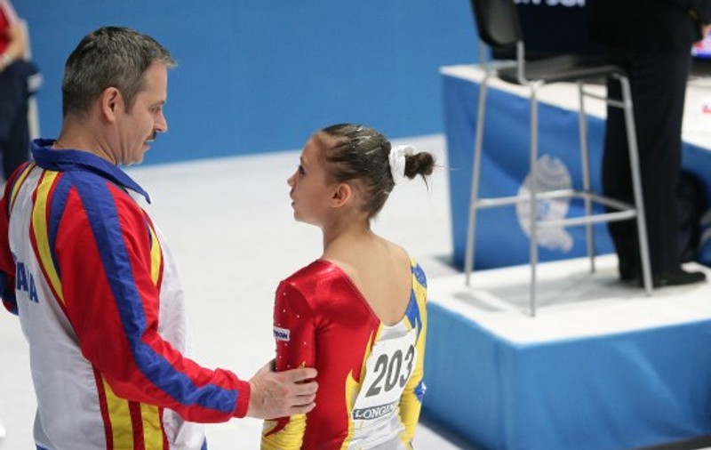 ”Magicianul de la paralele” a împlinit 46 de ani. Lucian Sandu, aniversat de gimnaste şi de colegi 