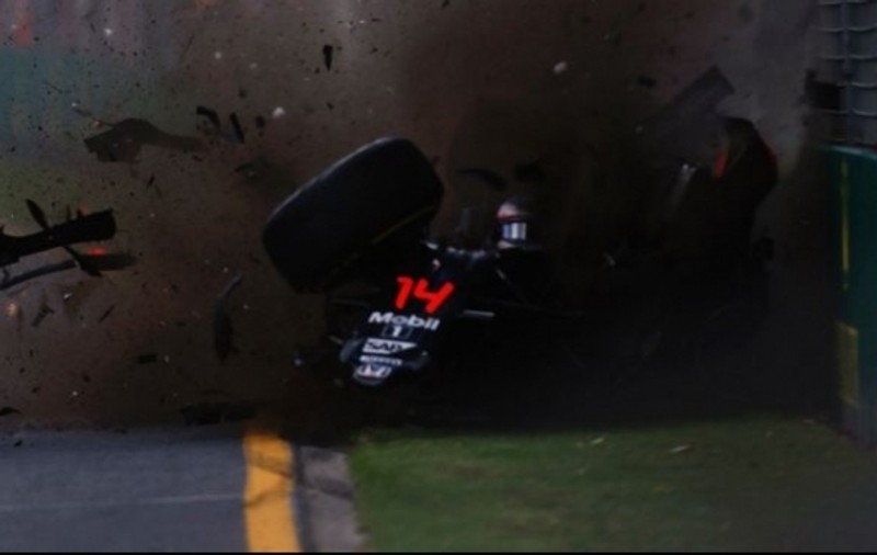 Accident grav în prima cursă a sezonului FORMULA 1! Fernando Alonso a ajuns de urgenţă  la spital