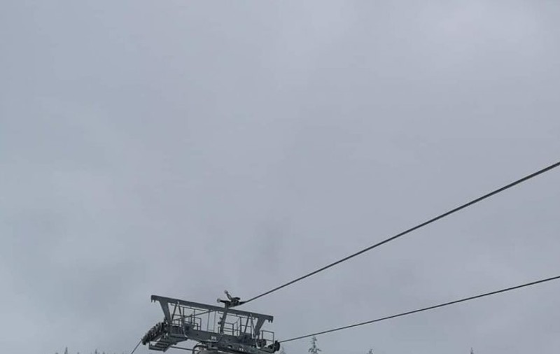 Imagini incredibile în Poiana Brașov. Un bărbat a vrut să sară din telescaun, după ce i-a căzut unul dintre schiuri