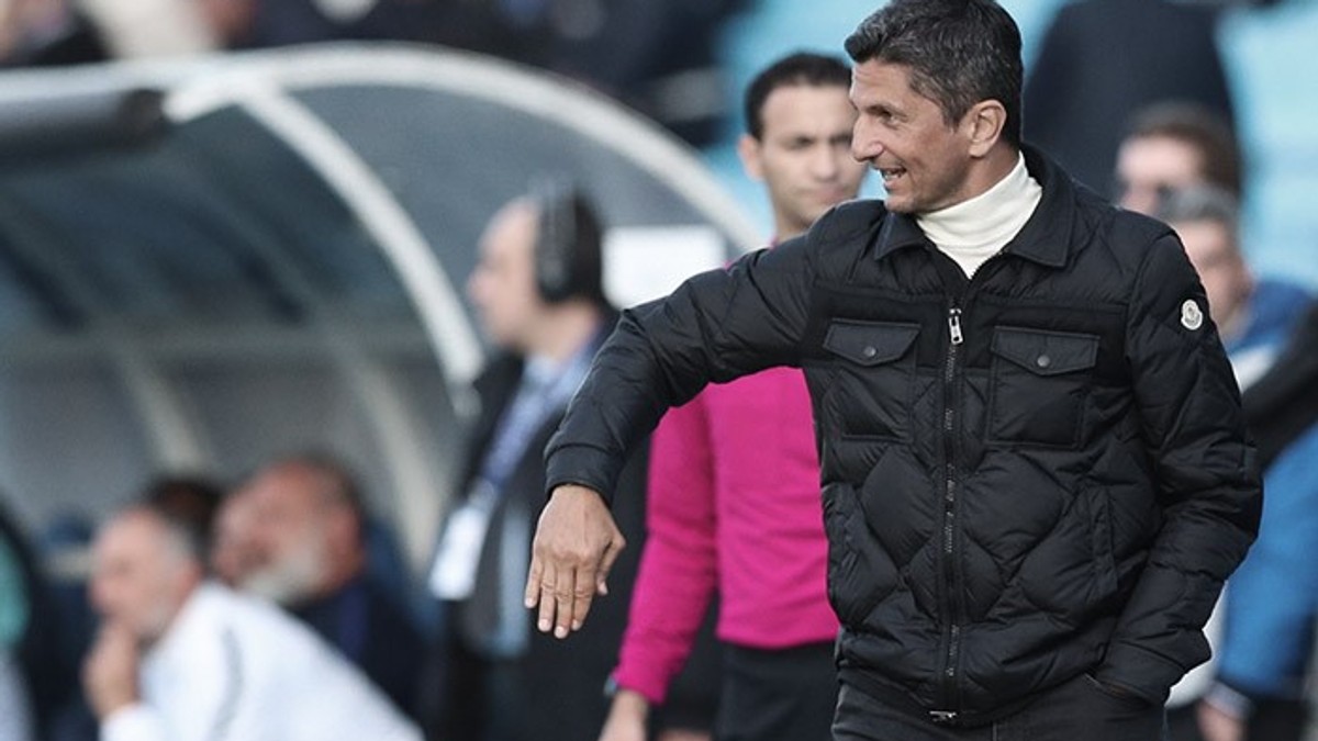 Răzvan Lucescu, antrenorul lui PAOK Salonic, dirijându-și jucătorii în timpul ultimului meci de campionat.