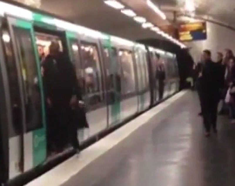 ”Suntem rasiști, suntem rasiști și ne place”. Scene incredibile în Paris / FOTO&VIDEO