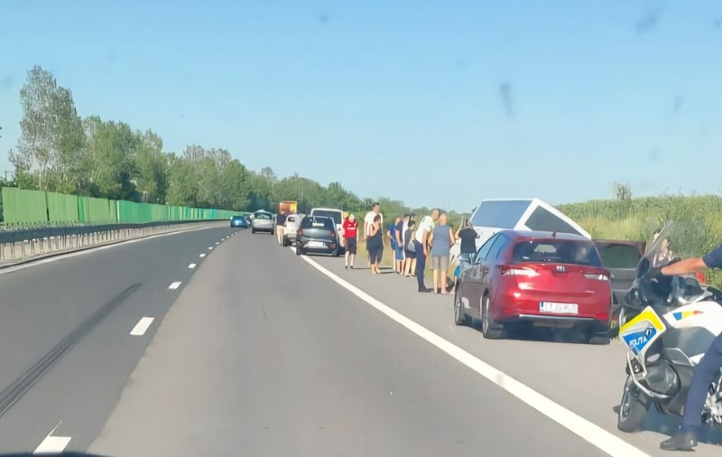 Autocar cu 22 de copii, răsturnat pe Autostrada Soarelui A2. O persoană a murit, iar un minor este în stare gravă