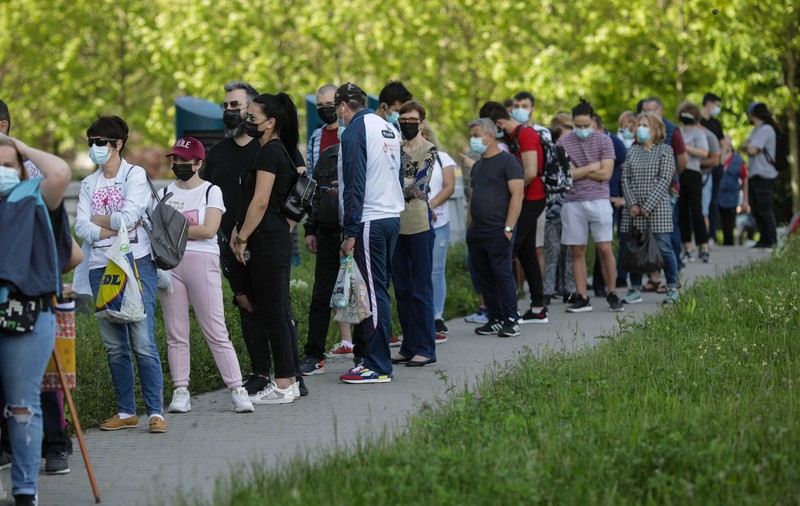 Cozi la maratonul vaccinării din București. Apelul lansat de organizatori „pentru a fi un flux și mai rapid”
