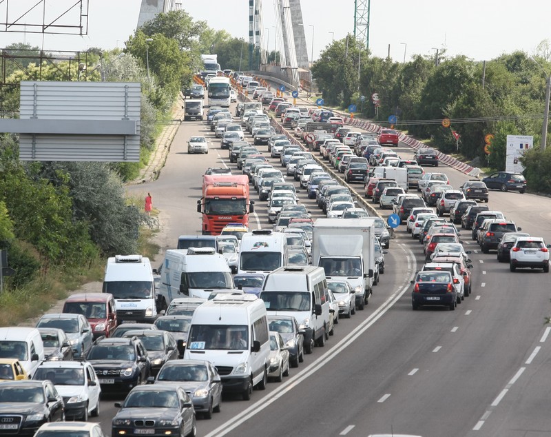 Haos pe Podul Agigea, după ce un TIR s-a răsturnat pe șosea