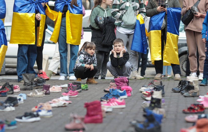 145 de pantofiori așezați în Piața Universității, în memoria copiilor uciși în războiul din Ucraina