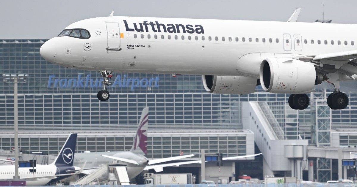 Un Airbus A321 al companiei Lufthansa aterizează pe aeroportul din Frankfurt, Germania