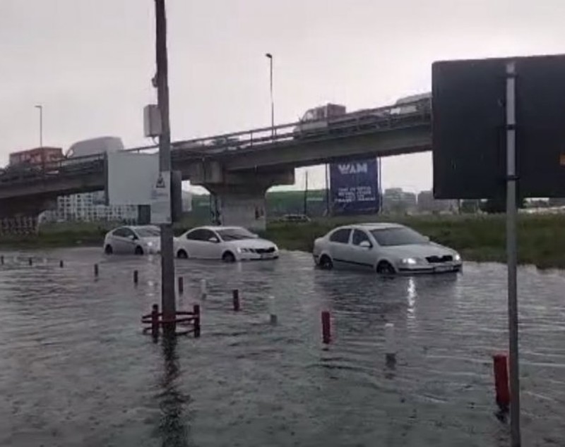 Parcarea unui mall din Cluj, inundată în urma ploii torențiale. Mai multe mașini și persoane au rămas blocate