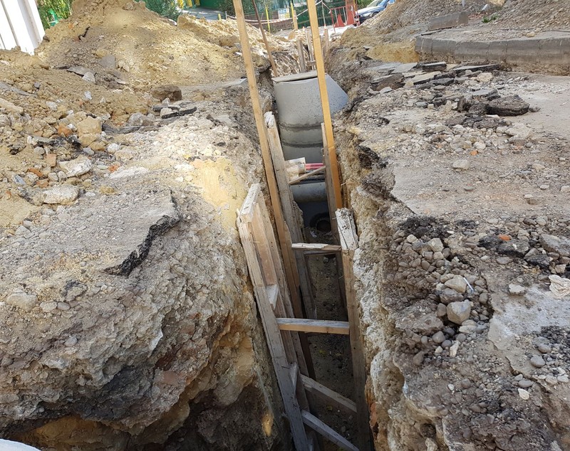 FOTO Bătrân la spital după ce a căzut într-un șanț din Vaslui. Firma, amendată pentru nesemnalizarea lucrării