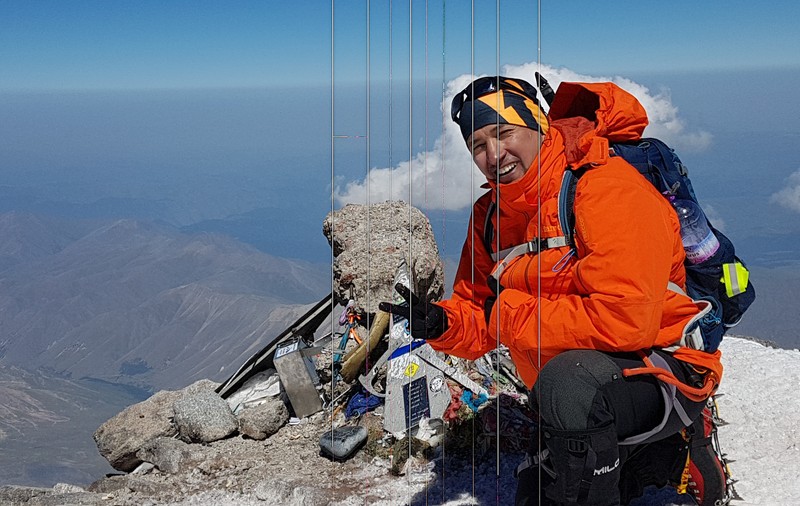 EXCLUSIV / Jandarmul care a fost dincolo de nori, pe acoperișul Europei. Simon Bâlbâie a cucerit vârfurile Mont Blanc și Elbrus, în expediții dure / VIDEO