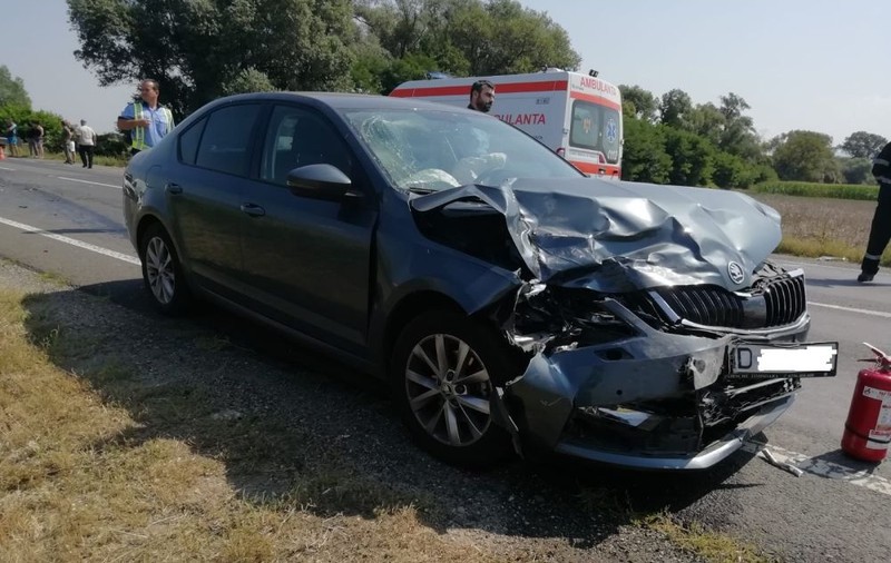 Trei persoane au fost rănite pe DN 7, între Halta CFR Geoagiu şi Orăştie, după impactul dintre două autoturisme