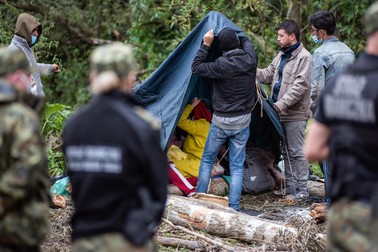 Refugiați afgani la granița dintre Polonia și Belarus. Foto: Profimedia