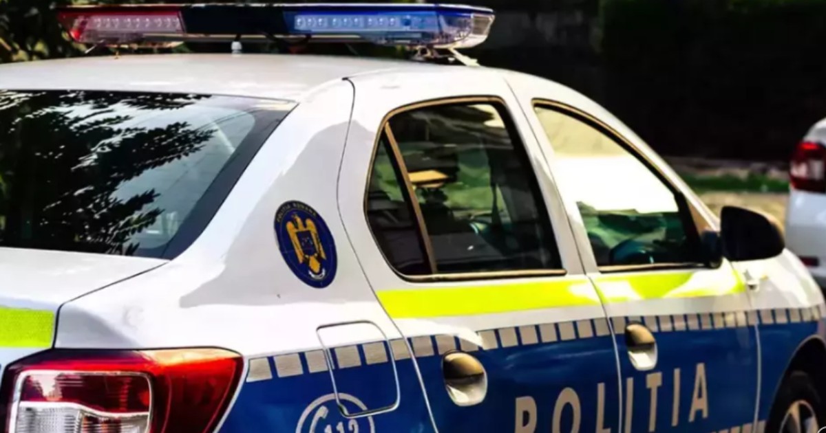 O mașină de poliție parcată
