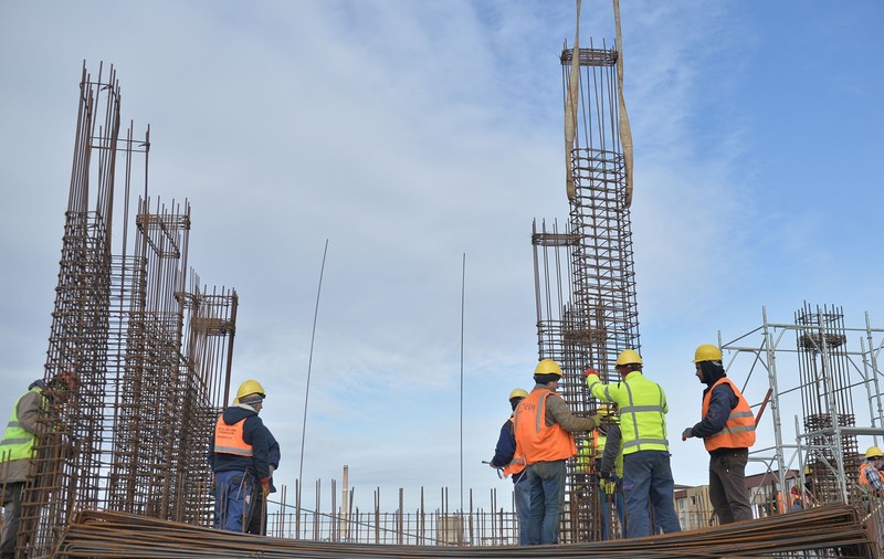 Unde se câștigă cel mai bine în domeniul construcțiilor: un muncitor câștigă în medie 4.500 de lei, un șef poate ajunge la 34.000 de lei