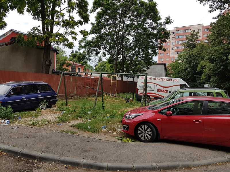 ȘTEFAN VODĂ 10 - spațiu de-un scrânciob și 4 leagăne între parcările de la margine de Ferentari