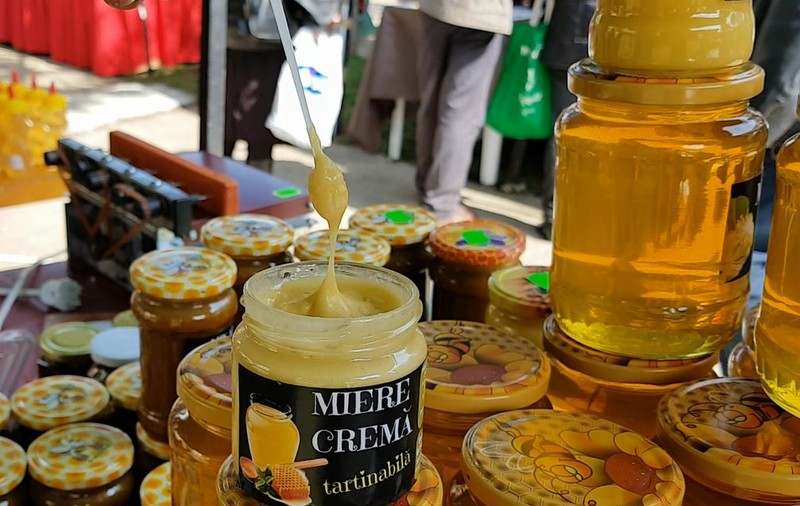 Elevii şi preşcolarii vor primi miere la şcoală, ca supliment alimentar