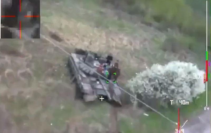 Dronele kamikaze trimise de americani, în acțiune. Momentul în care un tanc rusesc este lovit în plin
