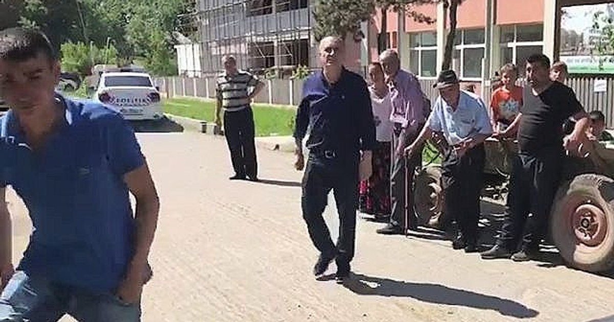 Scandal la Ghimpați, în timpul votului. Primarul susține că a fost împiedicat să voteze, observatorii îl acuză că a vrut să influențeze scrutinul. S-a lăsat cu bătaie