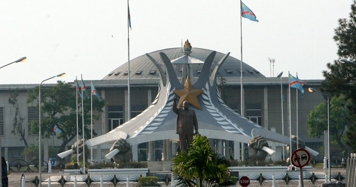 Fotografia prezintă clădirea parlamentului din Kinshasa, Republica Democratică Congo, marți, 11 iulie 2006