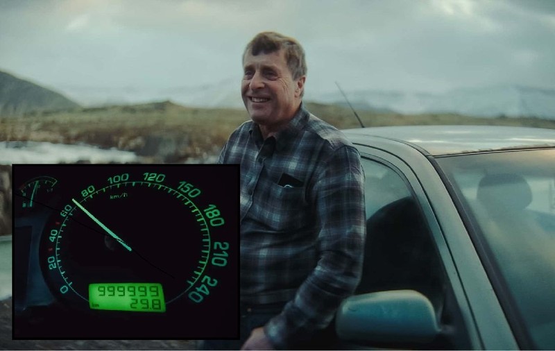 Un fermier a mers cu mașina pe care i-o cumpărase soției până când i-au apărut pe bord 999.999 kilometri: „A fost un moment incredibil”