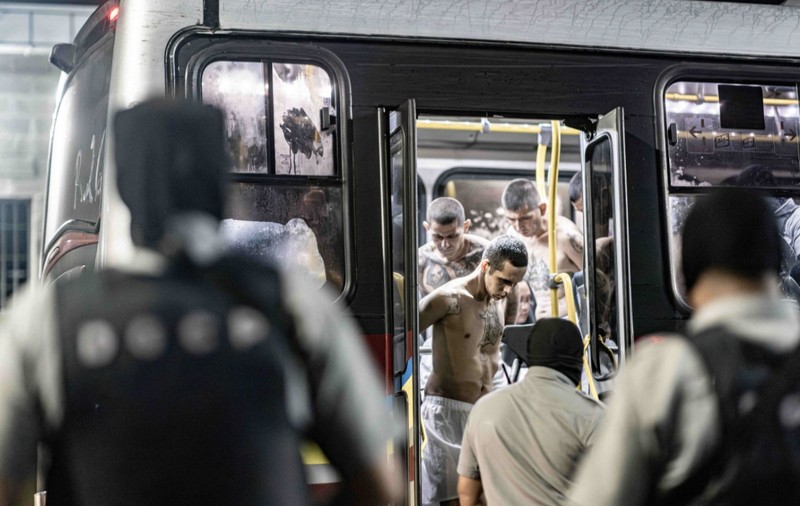 SUA trimit primul „transport” de deținuți către El Salvador. Suma infimă pe care o vor plăti pentru aceștia