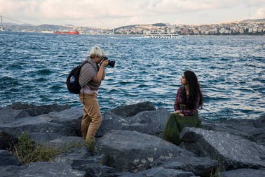 Mihaela Noroc, făcând fotografii unei tinere, într-una dintre călătoriile sale. Foto: Facebook