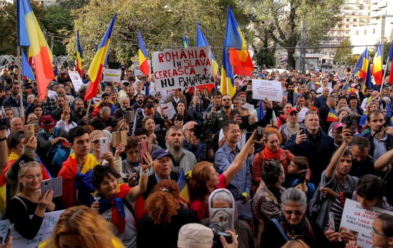 Jandarmii au amendat 13 persoane care au protestat sâmbătă în Piața Universității
