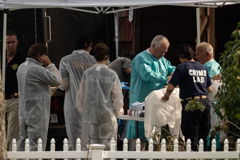 Crime laboratory officers prepare to search the home of Gilgo Beach murders suspect Rex Heuermann in Massapequa Park, New York, on July 18, 2023. Heuermann, a New York architect, was charged on July 14 in connection with the long-unsolved murders of three women whose bodies were found near a beach on Long Island more than a decade ago.,Image: 790003740, License: Rights-managed, Restrictions: , Model Release: no
