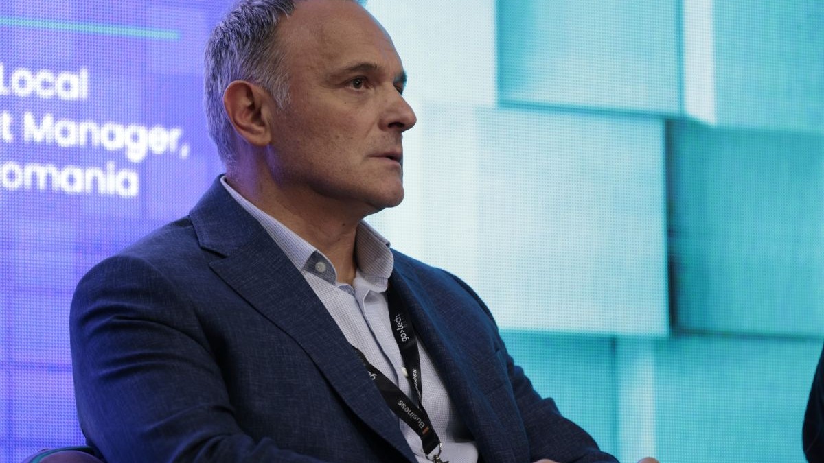 CEO-ul Hidroelectrica, Karoly Borbely, din profil, îmbrăcat cu cămașă pepită și sacou bleumarin, la un eveniment, 13 noiembrie 2024
