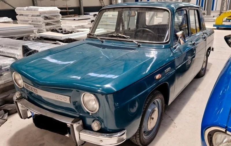 Un bucureştean a scos la vânzare primul model de Dacia. Mașina este în starea originală și pornește imediat