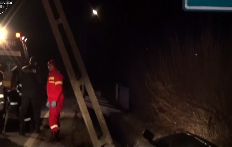 Un şofer din Bistrița a lăsat 30 de case fără curent electric, după ce a mers 20 de metri printr-un şanţ