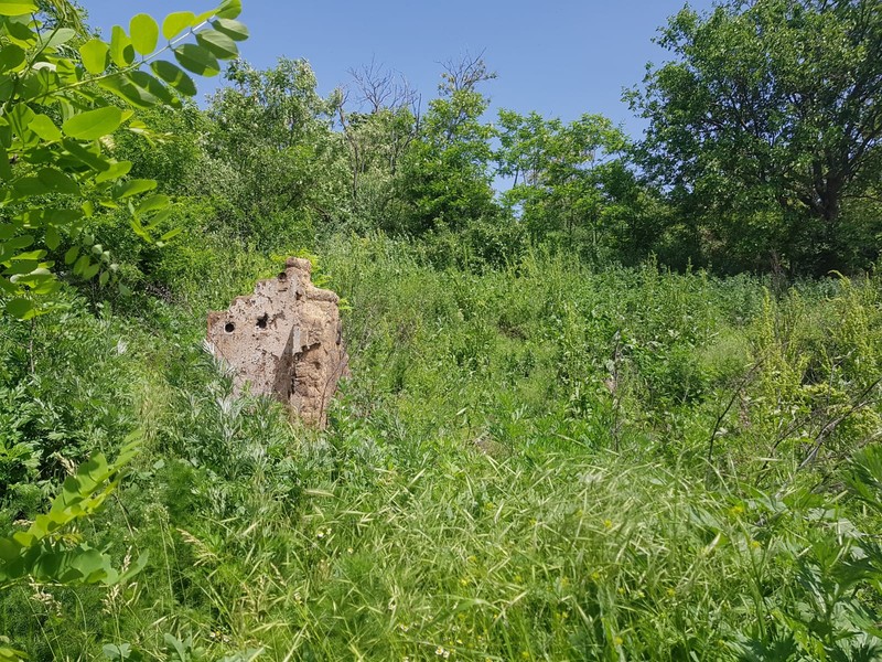 Din fosta casă a bunicilor a mai rămas doar o bucată de zid