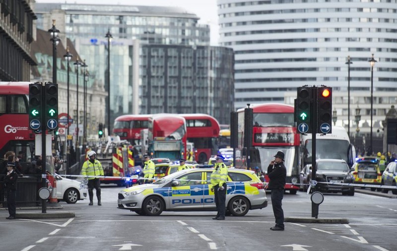 Atac cu substanțe chimice neidentificate într-un restaurant din Londra. Trei persoane au fost rănite
