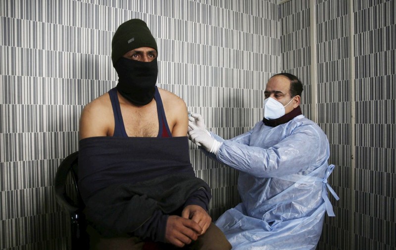 Imunizare cu două viteze: țările sărace așteaptă încă primele vaccinuri prin schema COVAX, într-un moment în care statele bogate au contractat un miliard de doze în exces