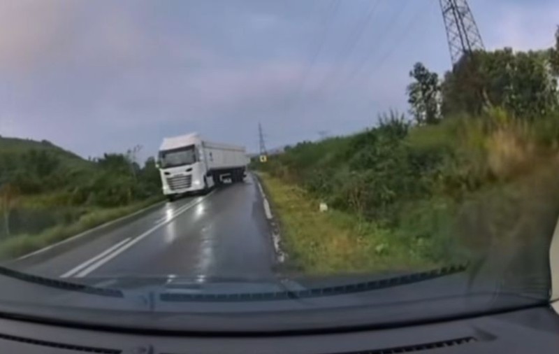 Două TIR-uri au derapat, unul după altul, la câțiva centimetri de o mașină, în Tulcea. Momentul incredibil, filmat de o cameră de bord