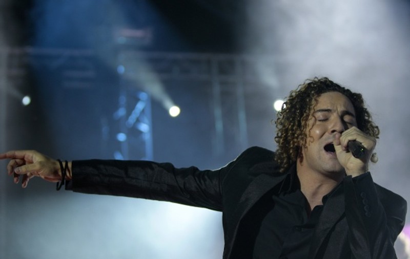 Îți place David Bisbal! Hai să te pozezi cu el și să iei un album cu autograf GRATIS!