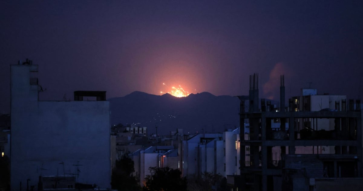 O explozie provocată de o rachetă, surprinsă în apropierea Teheranului