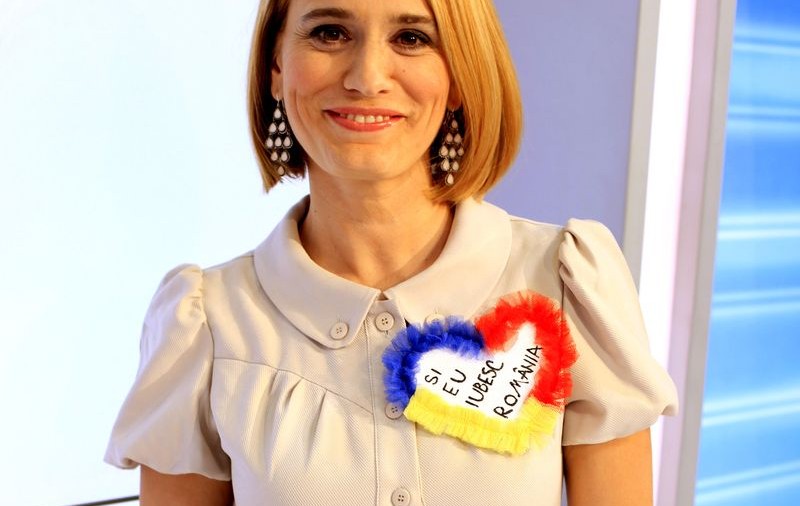 Așa ceva sigur nu ai mai văzut! Uite cu ce BRAD INEDIT îl așteaptă Andreea Esca pe Moș Crăciun!
