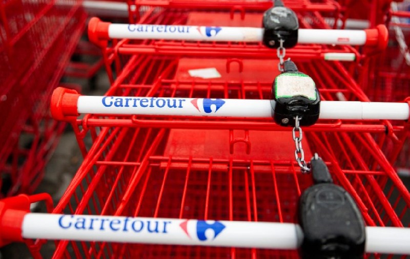 Carrefour România reduce prețurile la sute de produse. Cu cât cumperi mai mult, cu atât scade costul per bucată