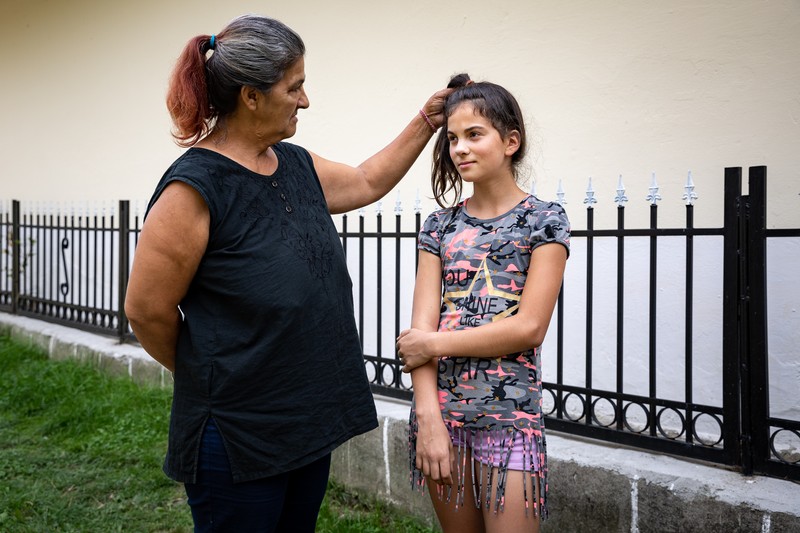 Nina îşi mângâie fetiţa de 11 ani