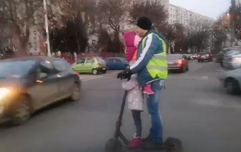 VIDEO | Inconștiență pe străzile din București. Un bărbat se plimba cu doi copii pe o trotinetă