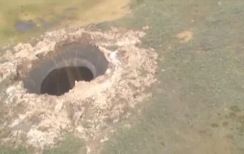 Fenomen misterios în Siberia! Un crater uriaş a apărut din senin | VIDEO