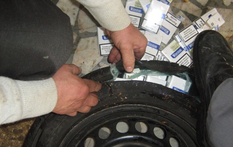 Traficanţii şi-au ”tunat” maşina cu zeci de mii de ţigări de contrabandă