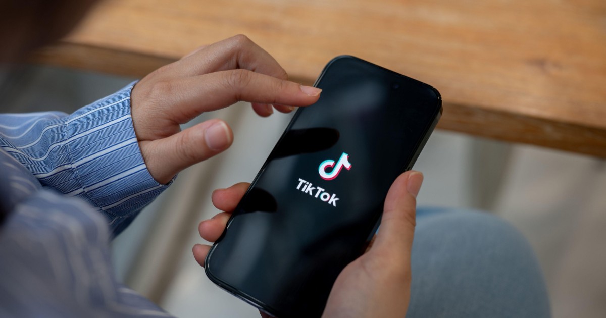 În imagine este prezentată o femeie care stă pe TikTok